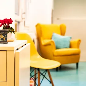 trastevere-colorful-apartment-with-terrace.it-romehotels.com/